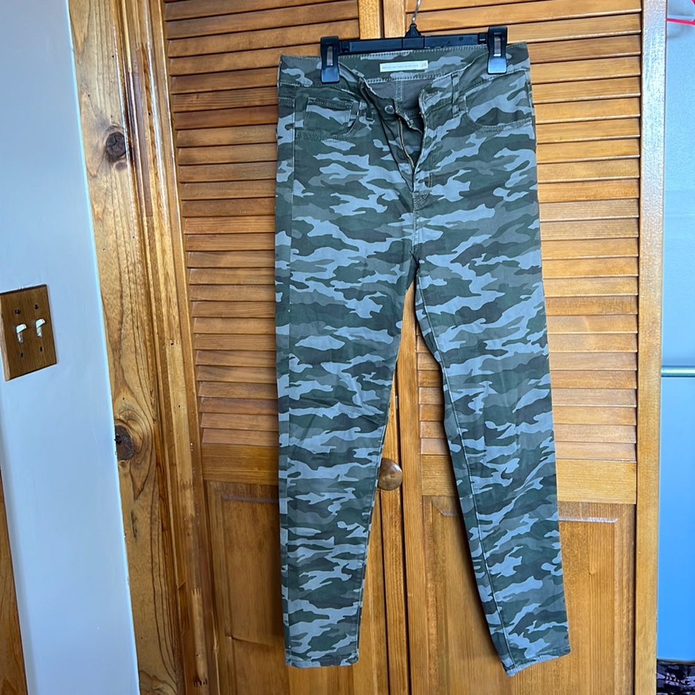 Levi’s high rise super skinny crop size 26 camo